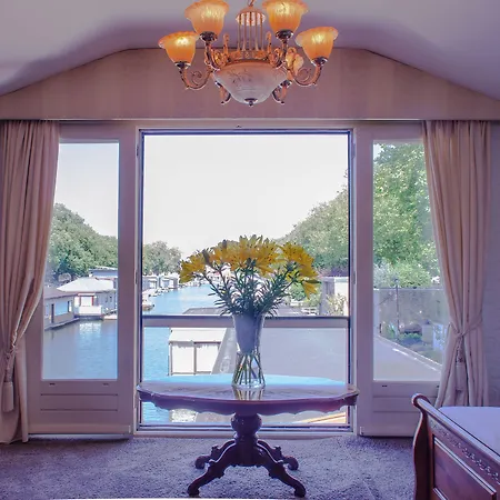 Elselina Bed & Breakfast 4*