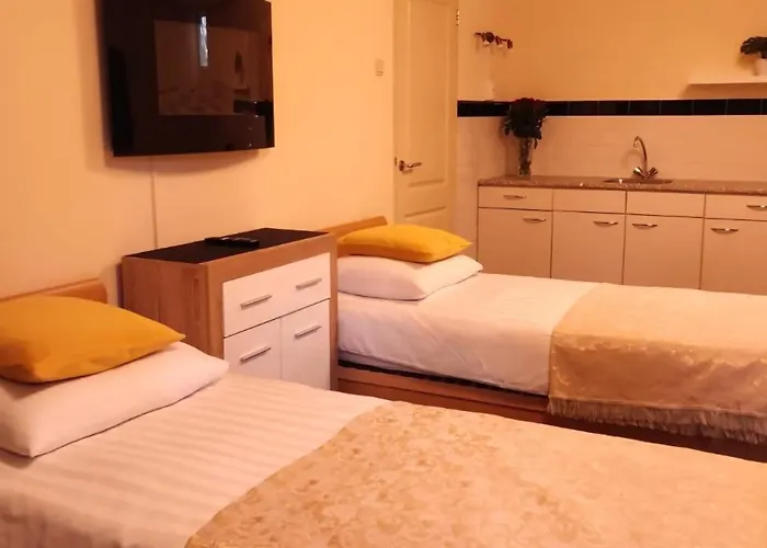 Elselina Bed & Breakfast 4*